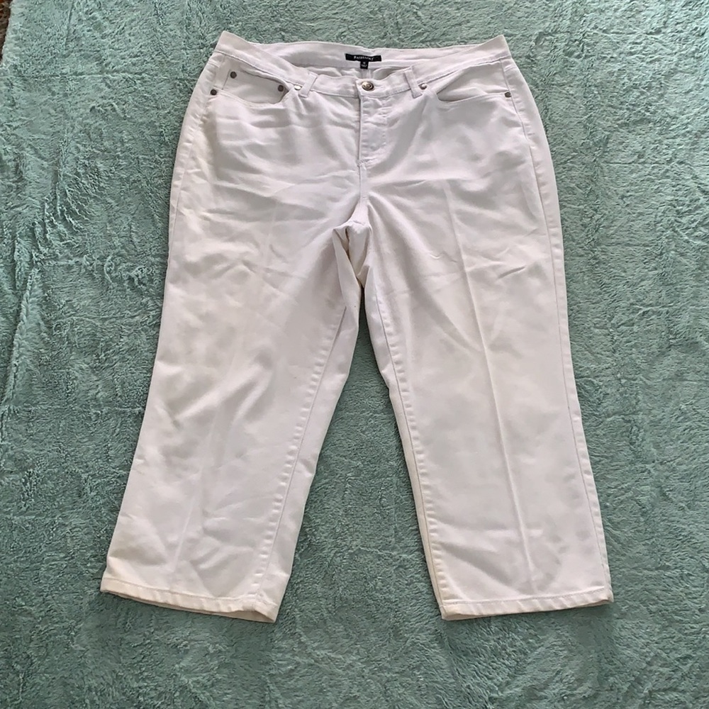 Relativity White Capris - Picture 2 of 7